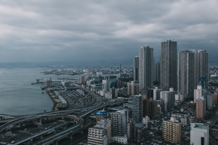 湘南のタワーマンションは本当に資産になるか｜建て替え・修繕問題と2026年法改正を整理する